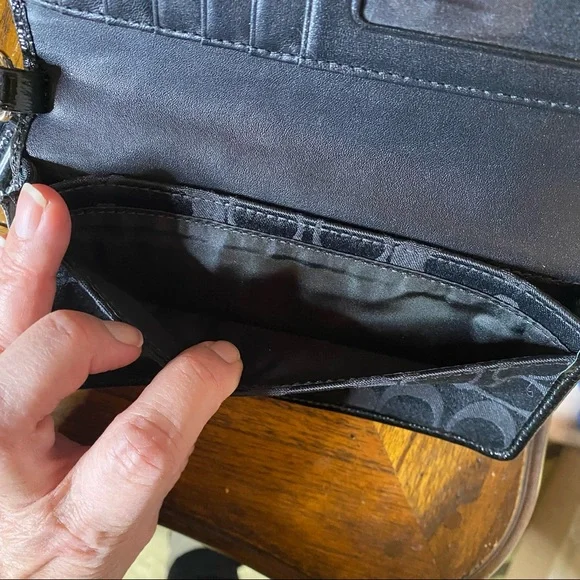 Coach Poppy wristlet with great silver detail! - Picture 4 of 7